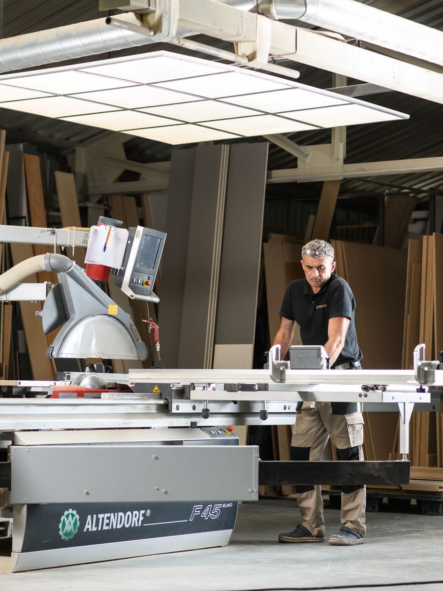Раскрой ЛДСП на форматно-раскроечном станке Altendorf F45 — производство мебели Sky Mebel